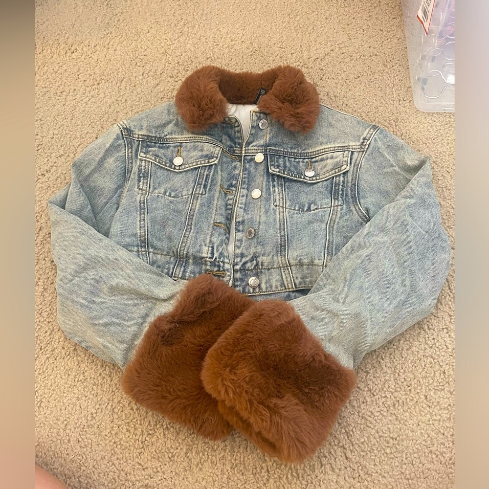 PrettyLittleThing Vintage Wash Faux Fur Lined And Cuff Denim Cropped Jacket